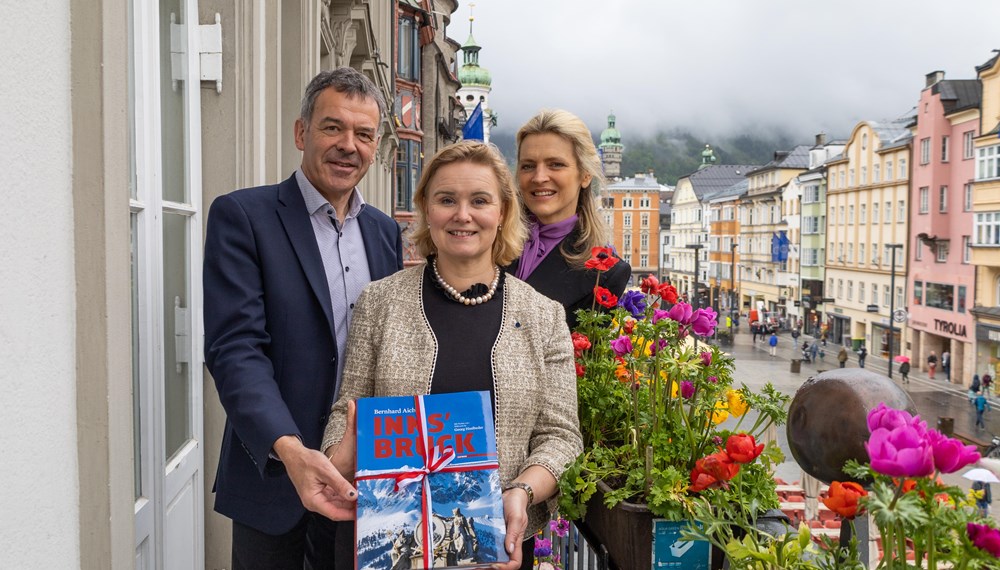 Bürgermeister Georg Willi begrüßte I.E. Caroline Vermeulen, Botschafterin des Königreichs Belgien in der Republik Österreich sowie die Honorarkonsulin von Belgien in Innsbruck, Mag.a Katharina Wagensonner (r.) im Innsbrucker Rathaus. Die Botschafterin, die seit August 2022 im Amt ist, zeigte sich begeistert von der Tiroler Landeshauptstadt und freute sich anlässlich des Europatages am 9. Mai über die gehissten EU-Fahnen in der Stadt. Zuletzt war Botschafterin Vermeulen als Direktorin für europäische Außenbeziehungen im belgischen Außenministerium tätig. Als Gastgeschenk überreichte Bürgermeister Willi einen Bildband von Innsbruck des Fotografen Bernhard Aichner. Für das Innsbrucker Stadtoberhaupt gab es im Gegenzug schokoladige Grüße aus Belgien.