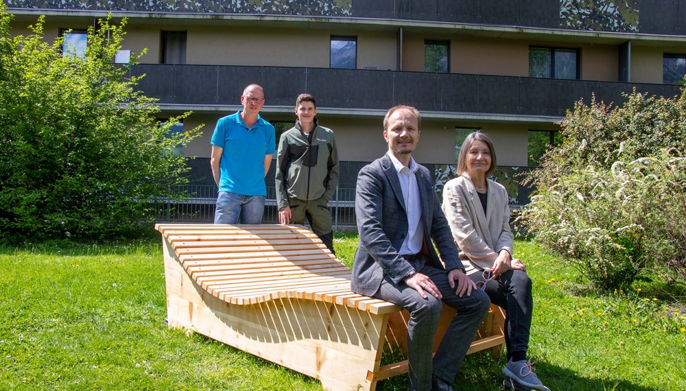Vizebürgermeister Johannes Anzengruber und Stadträtin Uschi Schwarzl haben gemeinsam mit Robert Mair (Grünanlagen – Pflege und Service, hinten li.) und Florian Jäger (Referent Wald und Almen, hinten re.) die neuen Liegen an der Innpromenade getestet.