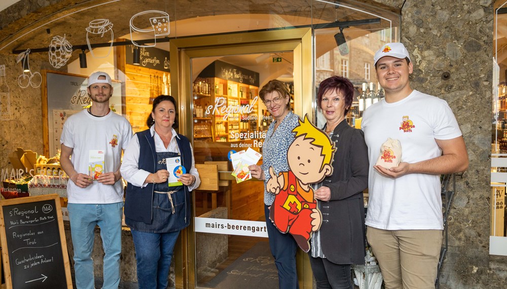 Der Tiroler Spezialitätenladen in der Innsbrucker Altstadt „s`Regional by Mairs Beerengarten“ ist Partner des „Peterle-hilft“-Projektes. Darüber freuen sich (v.l.) Peterle-hilft“-Teammitglied Tobias, Christine Wieser vom s`Regional by Mairs Beerengarten, Stadträtin Christine Oppitz-Plörer, Referatsleiterin für Frauen und Generationen Uschi Klee und Teammitglied Gregor.