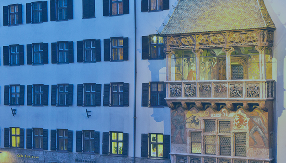 Das Goldene Dachl macht am 12. Mai in blauem Licht auf den weltweiten ME/CFS-Aktionstag aufmerksam.
