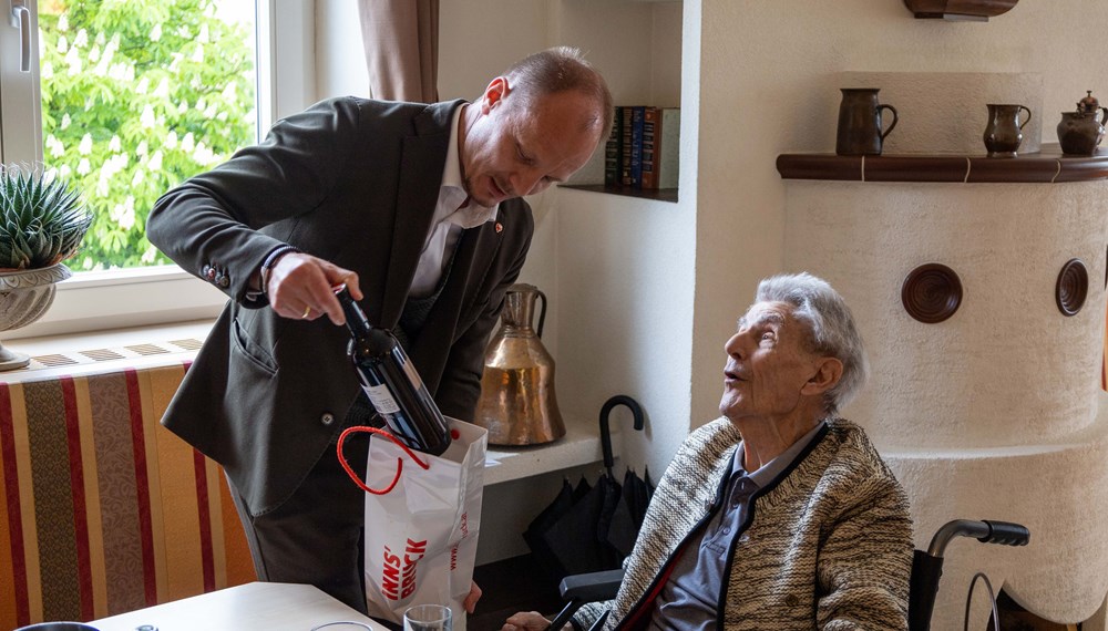 Hermann Jäger bekam zum runden Geburtstag eine Flasche Rotwein überreicht.