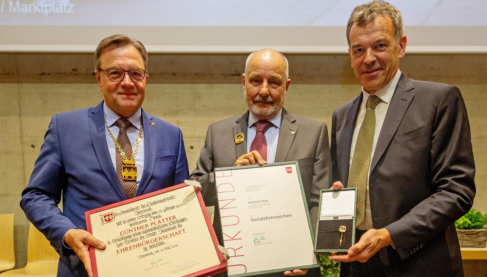 Ehrungstag am 11. Mai im Mehrzwecksaal im Olympischen Dorf: Landeshauptmann a.D. Günther Platter (l.) wurde von Bürgermeister Georg Willi (r.) die Ehrenbürgerschaft, Herbert Peer (Mitte) das Sozialehrenzeichen verliehen.