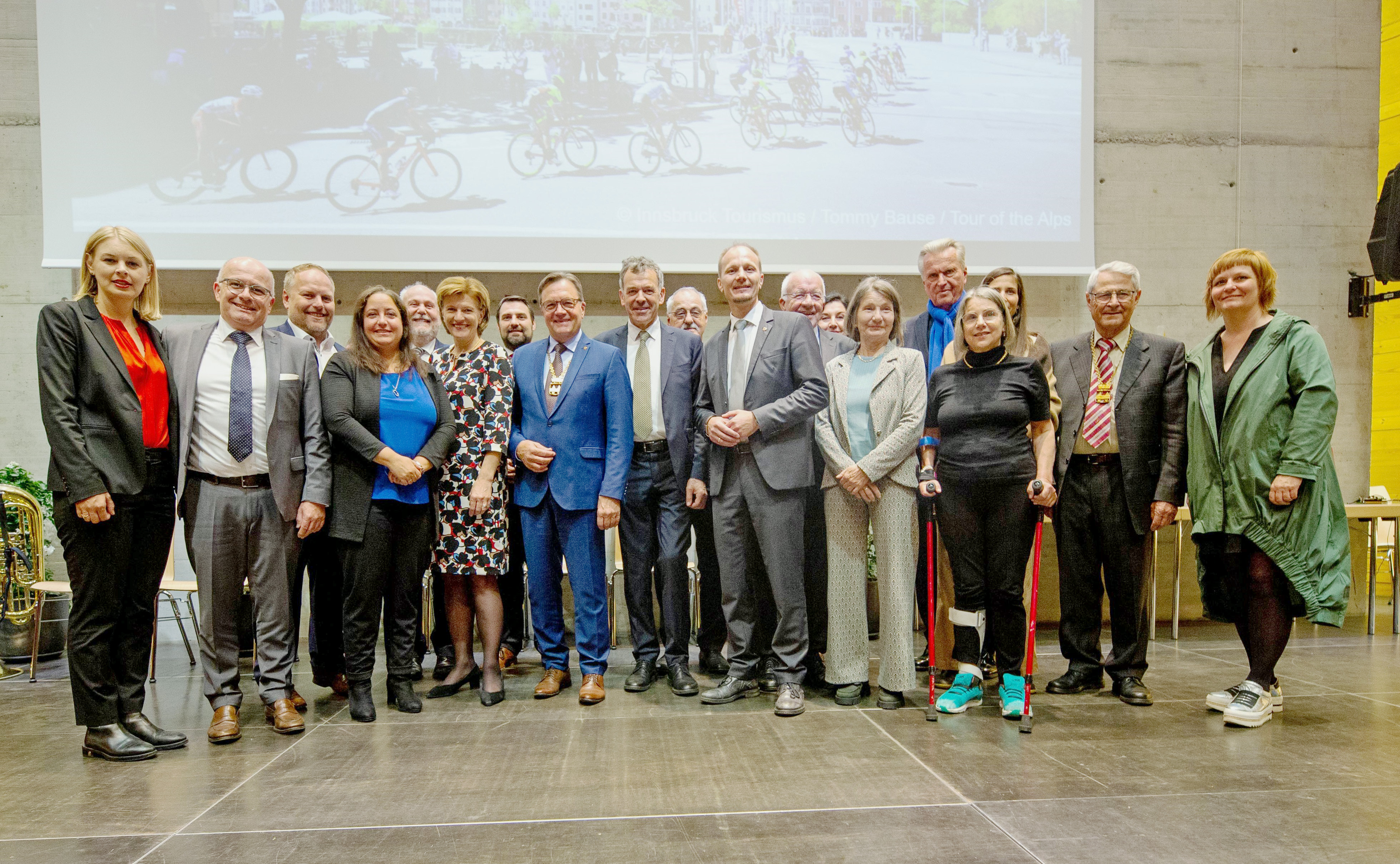 Ehrenbürger Günther Platter im Kreise von VertreterInnen der Innsbrucker Stadtpolitik.