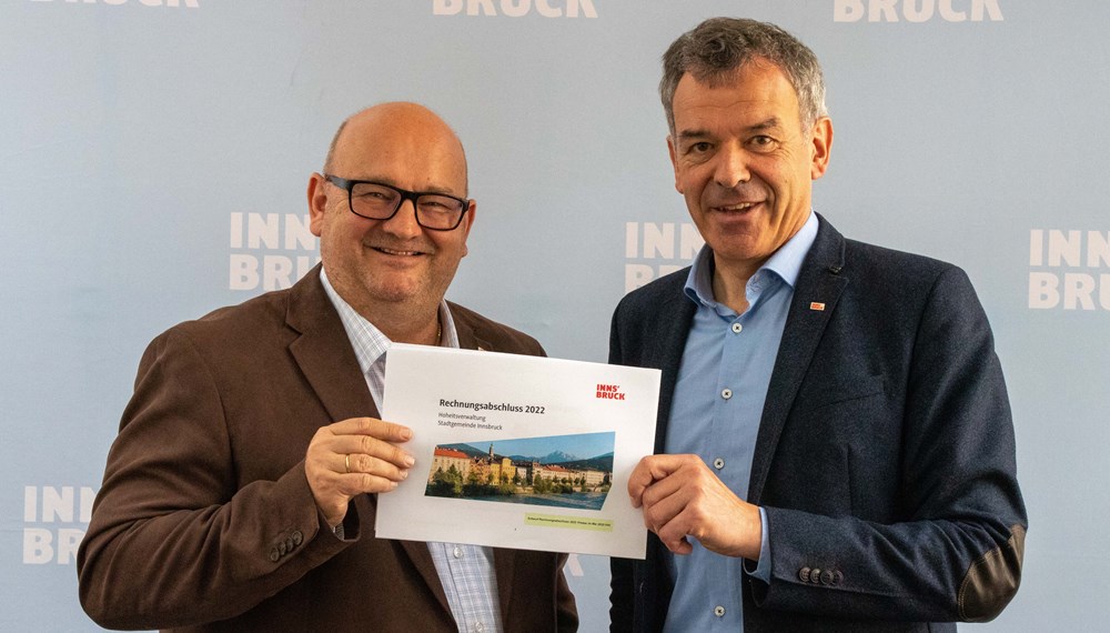 Präsentation Rechnungsabschluss: Bürgermeister Georg Willi und Finanzdirektor Martin Rupprechter legen die Zahlen auf den Tisch.