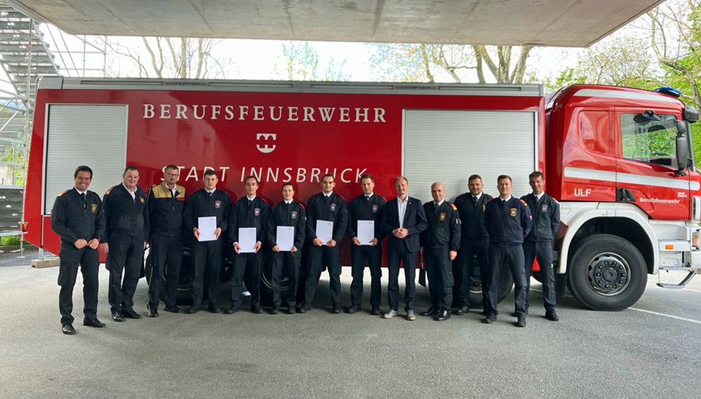 Vizebürgermeister Johannes Anzengruber (5.v.r.) und Branddirektor Helmut Hager (l.) gratulieren den fünf neuen FeuerwehrkameradInnen zum erfolgreichen Abschluss des Grundlehrgangs.