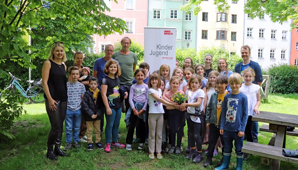Stadträtin Elisabeth Mayr (l.), Zuständige der Ämter für Grünanlagen sowie Kinder, Jugend und Generationen und des Vereins "Wir am Inn" trafen sich mit Kindern des Schülerhortes Kaysergarten zur Pflanzaktion in St. Nikolaus.