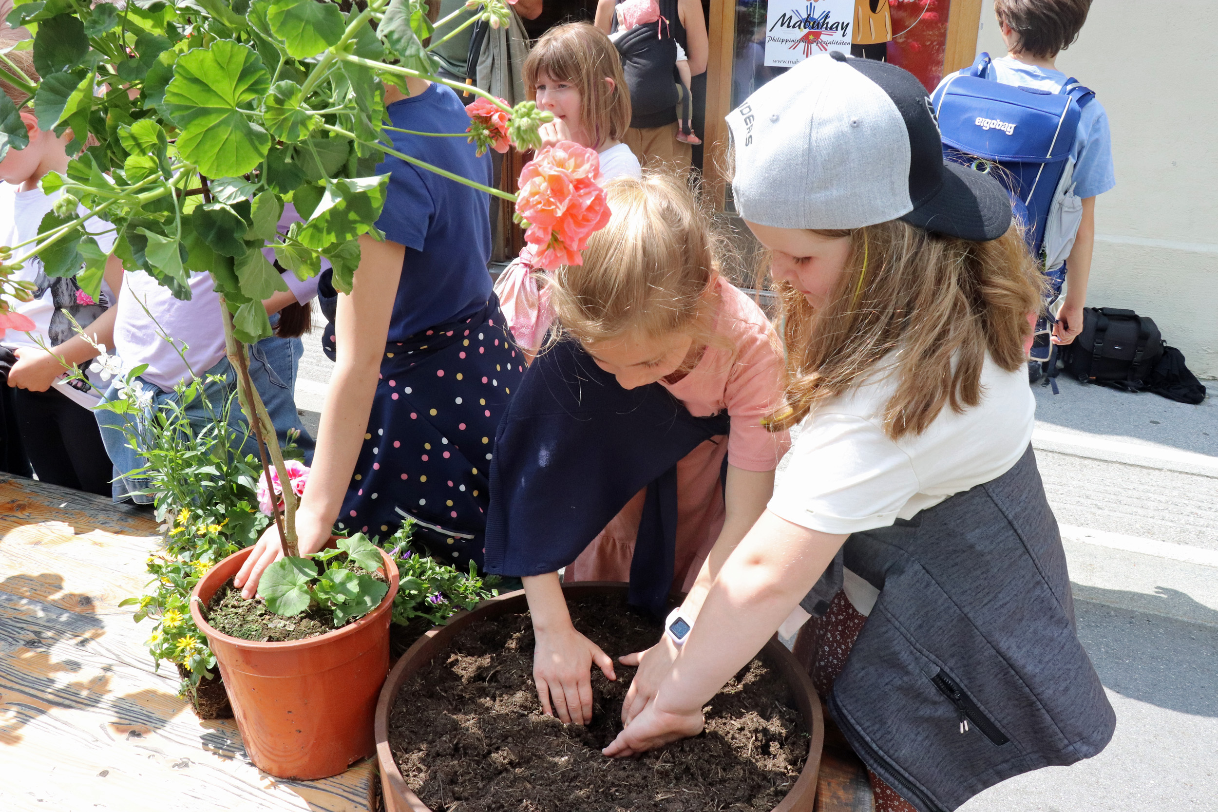 Bei der Pflanzaktion halfen die Kinder tatkräftig mit.