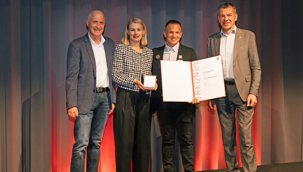 Die SportlerInnenehrung der Stadt Innsbruck am 24. Mai fand im feierlichen Rahmen im Congresspark Igls statt. Dabei wurde Rennrodler Wolfgang Kindl auch das Sportehrenzeichen verliehen: v.l. Sportausschuss-Vorsitzender Gemeinderat Kurt Wallasch, Sportstadträtin Elisabeth Mayr, Wolfgang Kindl und Bürgermeister Georg Willi.