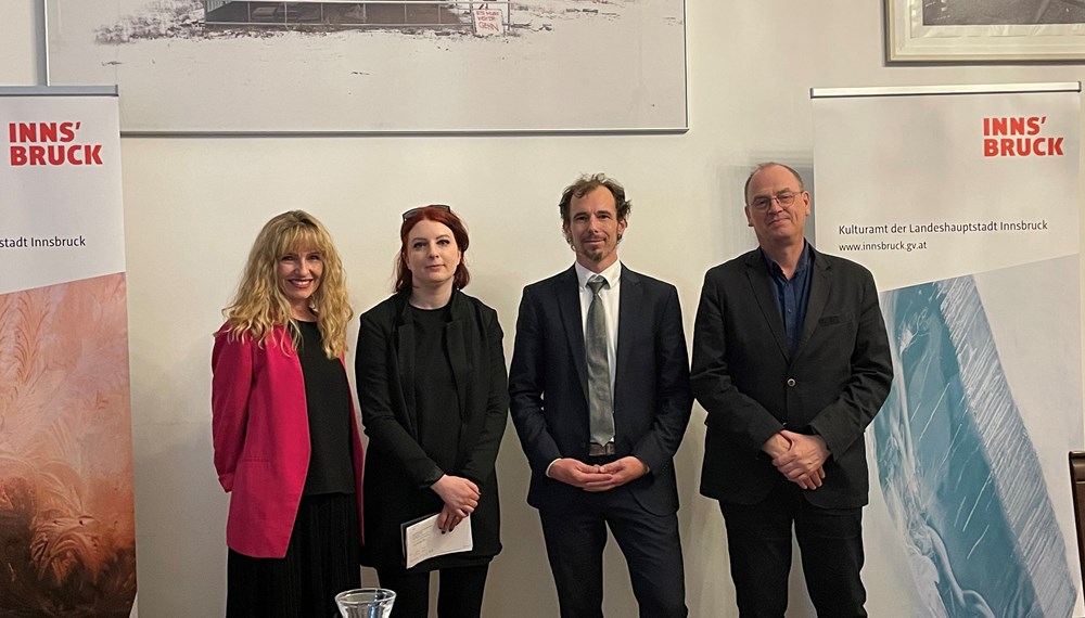 Begrüßten als „Writer in Residence 2023“ die Autorin Slata Roschal (2. v.l.): Kulturamtsleiterin Isabelle Brandauer, Peter Pohl und Sebastian Donat (beide Universität Innsbruck).