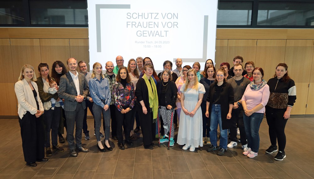 Stadträtin Elisabeth Mayr (l.), Vizebürgermeister Johannes Anzengruber (4.v.l.), Stadträtin Christine Oppitz-Plörer (r., hintere Reihe) und Uschi Klee, Leiterin des Referats Frauen und Generationen (3.v.r, hintere Reihe) trafen sich mit ExpertInnen , um konkrete Maßnahmen und Vorschläge zum Schutz von Mädchen und Frauen vor Gewalt zu diskutieren.