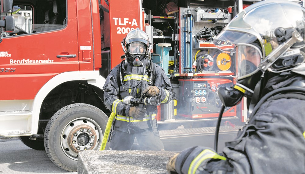 Im Ernstfall muss es schnell gehen – mit Sirene und Blaulicht kommt die Feuerwehr rasch ans Ziel.