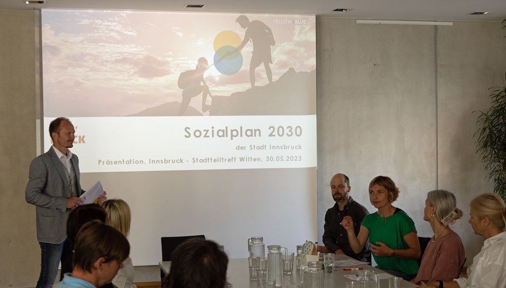 Vizebürgermeister Johannes Anzengruber präsentiert den Sozialplan 2030 beim gemeinsamen Gespräch mit VertreterInnen von im Sozialbereich tätigen Institutionen, Vereinen und städtischen Stellen im Stadtteilzentrum Wilten. Im Austausch auf Augenhöhe wurden so die Entstehung und Ziele des Sozialplans, bereits daraus umgesetzte Maßnahmen, sowie vertiefte Möglichkeiten zur künftigen Kooperation thematisiert. Die Ergebnisse des Sozialplans 2030 finden sich online unter innsbruck.gv.at/sozialplan-2030. Auch der kürzlich digitalisierte Sozialroutenplan wurde besprochen, der über innsbruck.gv.at/sozialroutenplan abgerufen werden kann.