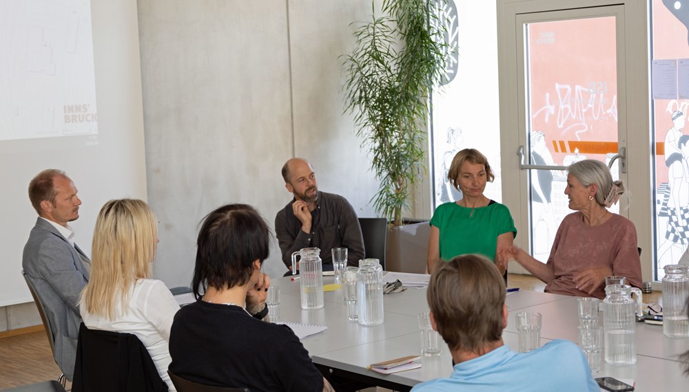 Vizebürgermeister Johannes Anzengruber präsentiert den Sozialplan 2030 beim gemeinsamen Gespräch mit VertreterInnen von im Sozialbereich tätigen Institutionen, Vereinen und städtischen Stellen im Stadtteilzentrum Wilten. Im Austausch auf Augenhöhe wurden so die Entstehung und Ziele des Sozialplans, bereits daraus umgesetzte Maßnahmen, sowie vertiefte Möglichkeiten zur künftigen Kooperation thematisiert. Die Ergebnisse des Sozialplans 2030 finden sich online unter innsbruck.gv.at/sozialplan-2030. Auch der kürzlich digitalisierte Sozialroutenplan wurde besprochen, der über innsbruck.gv.at/sozialroutenplan abgerufen werden kann.