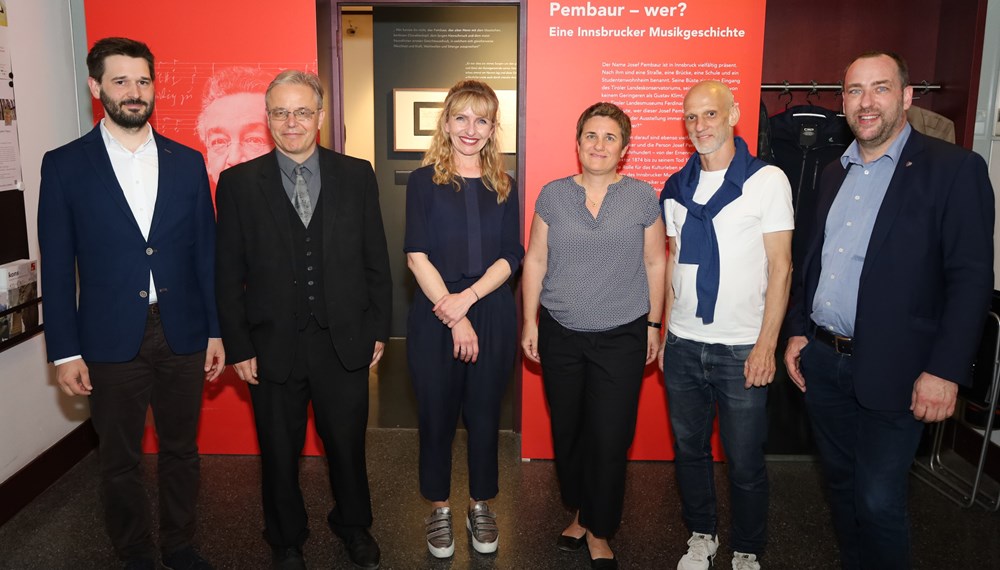 Eine gelungene Museums-Kooperation zu Ehren Josef Pembaurs: Die Kuratoren Andreas Holzmann und Franz Gratl (Musiksammlung Tiroler Landesmuseen), Isabelle Brandauer (Kulturamtsleiterin), Renate Ursprunger (Stadtarchiv/Stadtmuseum), Christian Höller (Ausstellungsarchitekt) und Karl C. Berger (Direktor der Tiroler Landesmuseen).