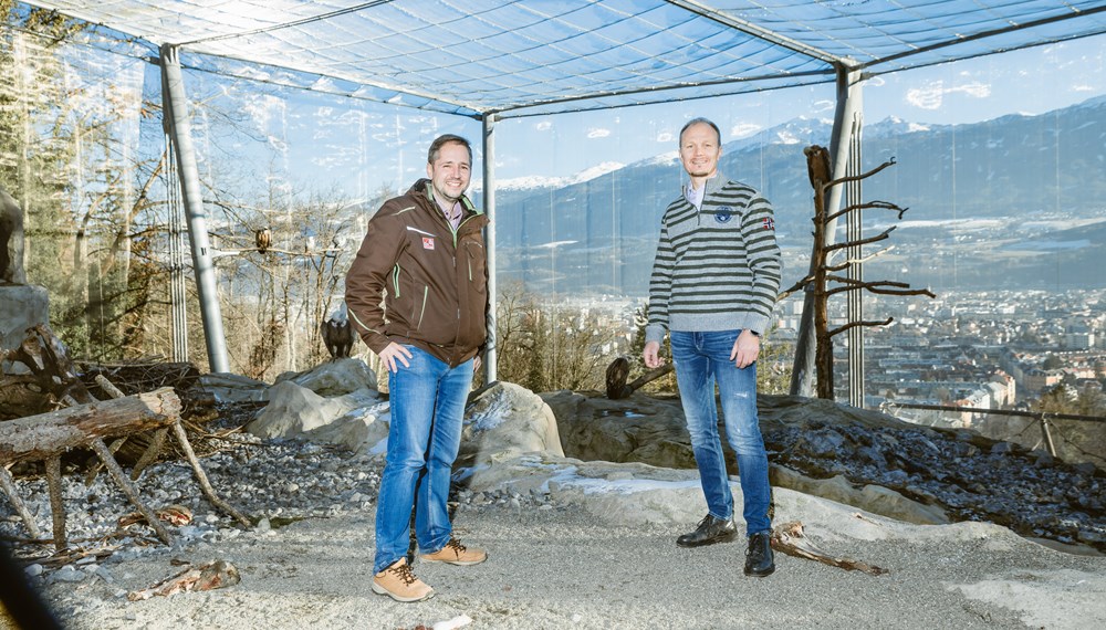 André Stadler, Direktor des Alpenzoo Innsbruck (l.) und Vizebürgermeister Johannes Anzengruber freuen sich über die guten BesucherInnenzahlen im Vorjahr.