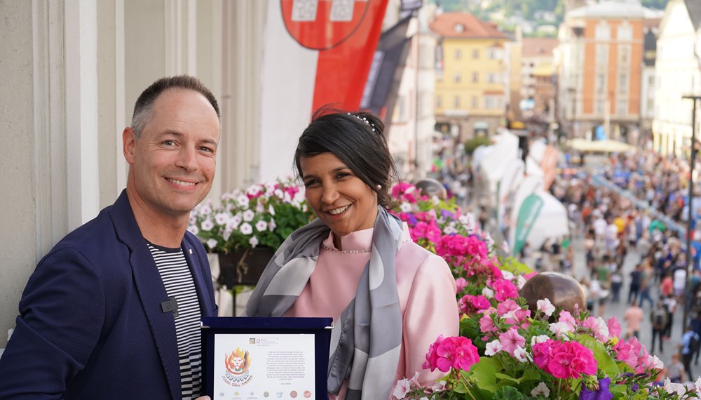 Vizebürgermeister Markus Lassenberger begrüßte (l.) Botschafterin Jesusleny Gomes im Innsbrucker Rathaus in der Maria-Theresien-Straße.