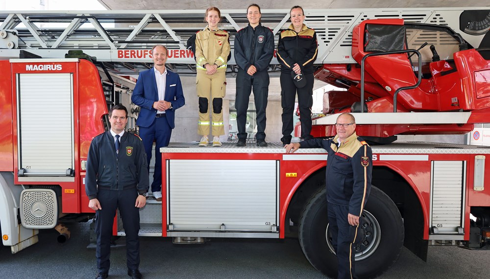 Vizebürgermeister Johannes Anzengruber (2.v.l.), Branddirektor Helmut Hager (l.), Feuerwehr-Bezirkskommandant Gerhard Mayregger (r.) mit den Innsbrucker Feuerwehrfrauen Marlene Haider, Nadja Flemming und Marion Liebl (v.l.n.r.)