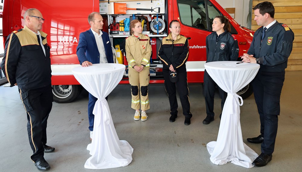 Innsbrucks neueste Berufsfeuerwehrfrau ist die 27-jährige Nadja Flemming (2.v.r.).