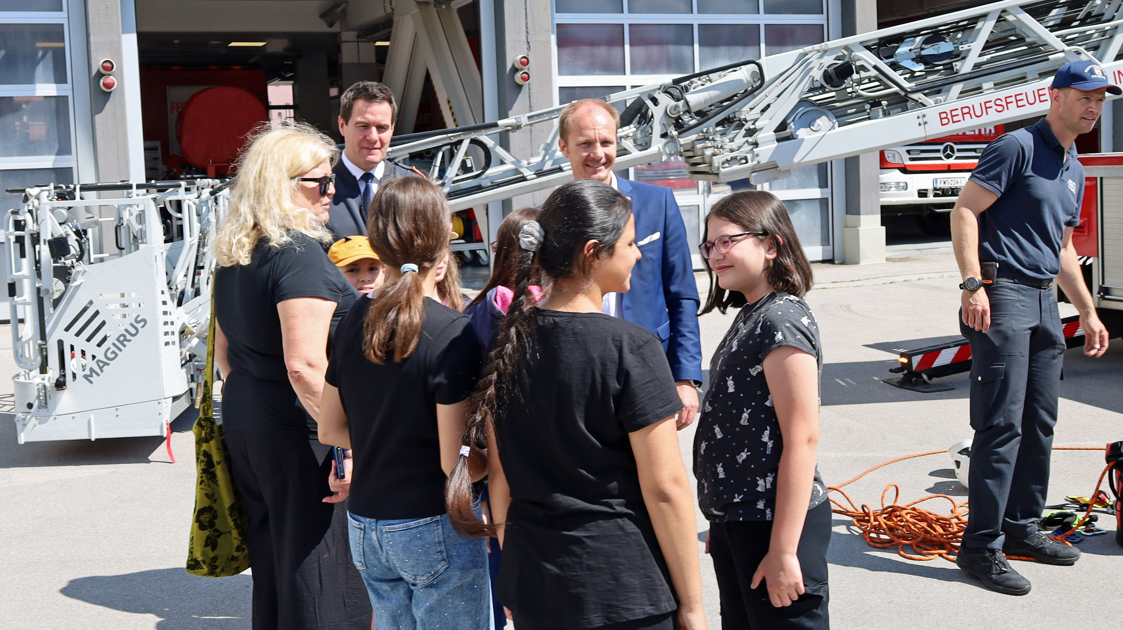 Bei einem Besuch in der Hauptfeuerwache konnten sich die SiegerInnen des Feuerwehr-Malwettbewerbs für Volksschulkinder einen umfassenden Eindruck des Arbeitsumfeldes machen. Das Bewusstsein der Mädchen und Buben für den Feuerwehrberuf konnte so schon früh geschärft werden.