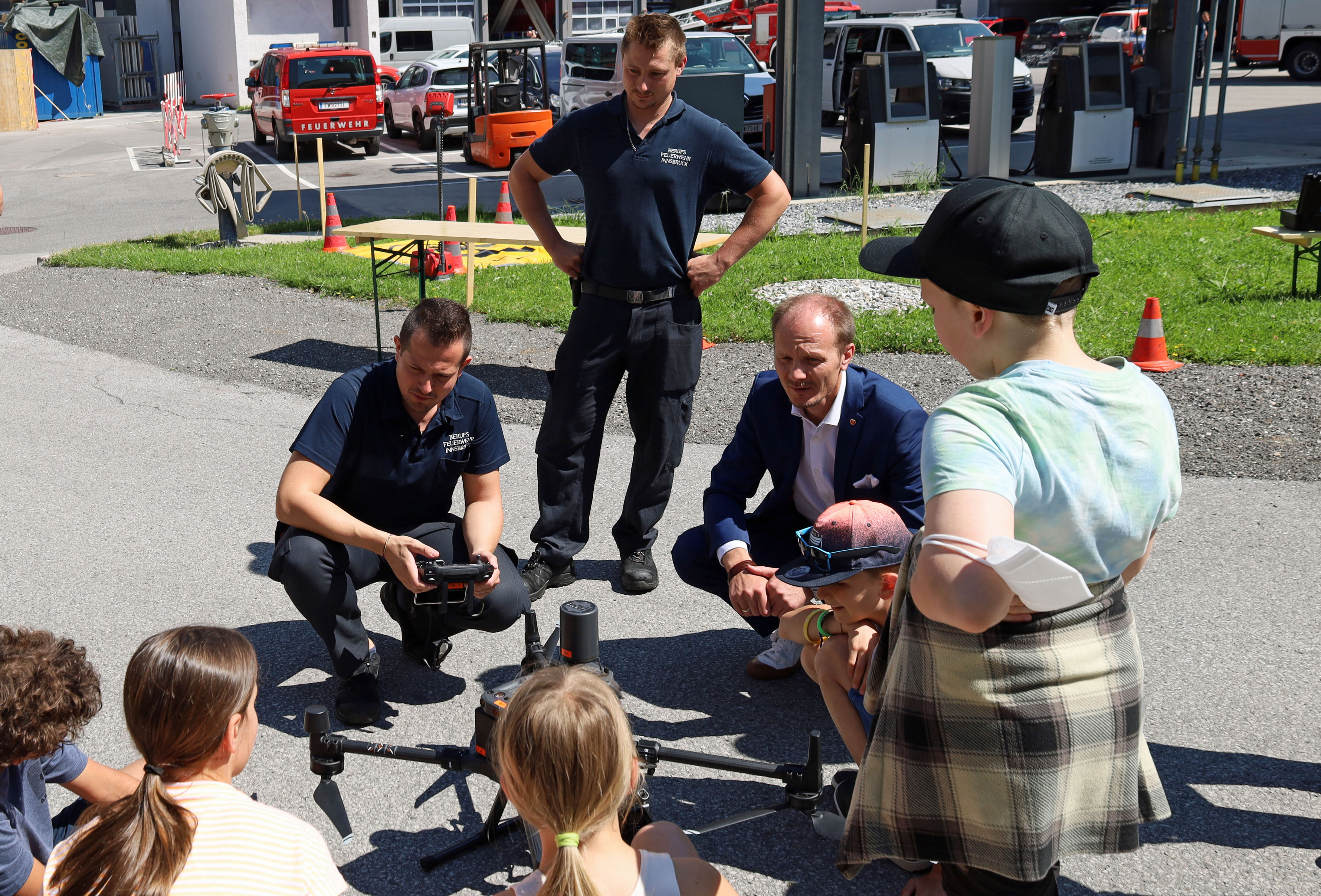 Bei einem Besuch in der Hauptfeuerwache konnten sich die SiegerInnen des Feuerwehr-Malwettbewerbs für Volksschulkinder einen umfassenden Eindruck des Arbeitsumfeldes machen. Das Bewusstsein der Mädchen und Buben für den Feuerwehrberuf konnte so schon früh geschärft werden.