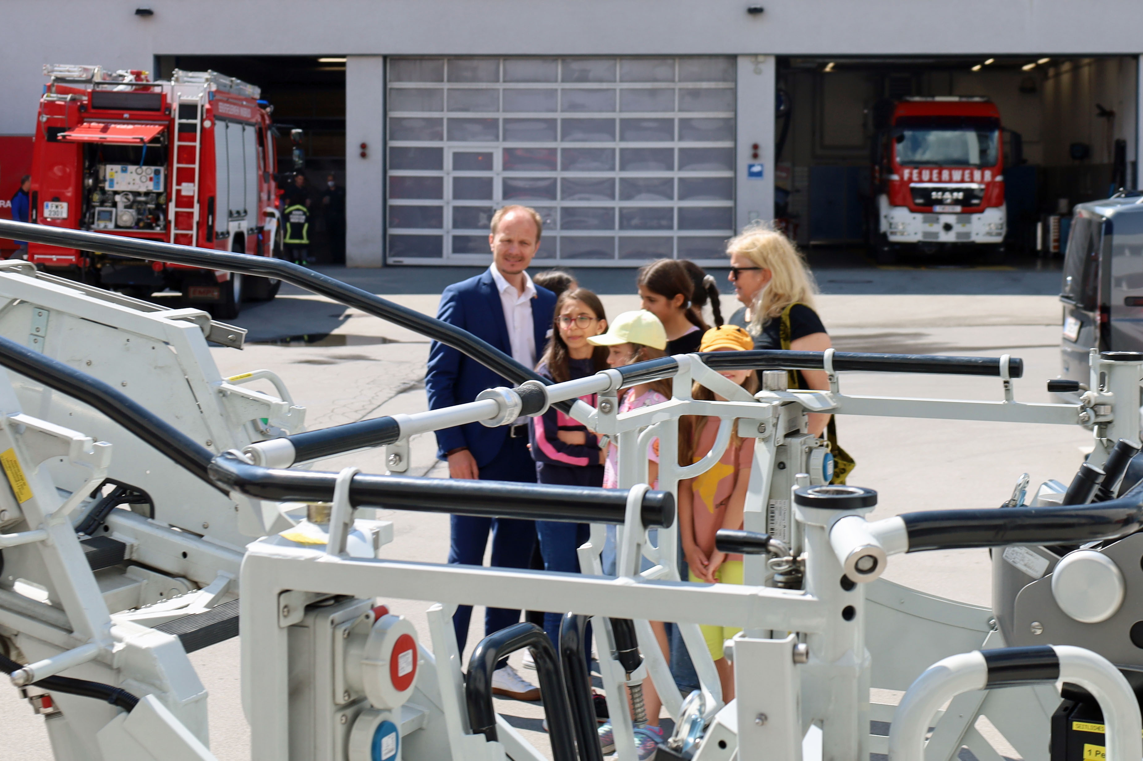 Bei einem Besuch in der Hauptfeuerwache konnten sich die SiegerInnen des Feuerwehr-Malwettbewerbs für Volksschulkinder einen umfassenden Eindruck des Arbeitsumfeldes machen. Das Bewusstsein der Mädchen und Buben für den Feuerwehrberuf konnte so schon früh geschärft werden.