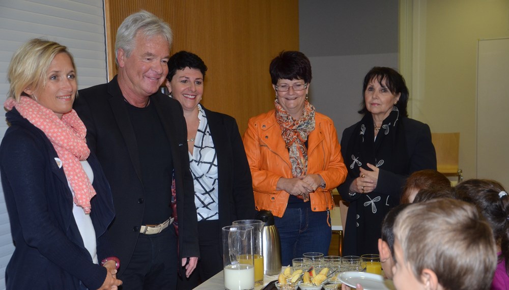 Ein leerer Magen lernt nicht gern (v.l.): Kerstin Egger (Volkshilfe Tirol), Stadtrat Ernst Pechlaner und die Direktorinnen Andrea Hofstädter-Binna, Angelika Rädler und Siglinde Hess beim gemeinsamen Frühstück mit den SchülerInnen.