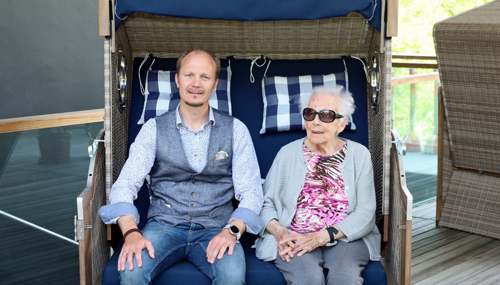 Vizebürgermeister Johannes Anzengruber wünscht Pauline Zettinig alles Gute zu ihrem 101. Geburtstag.
