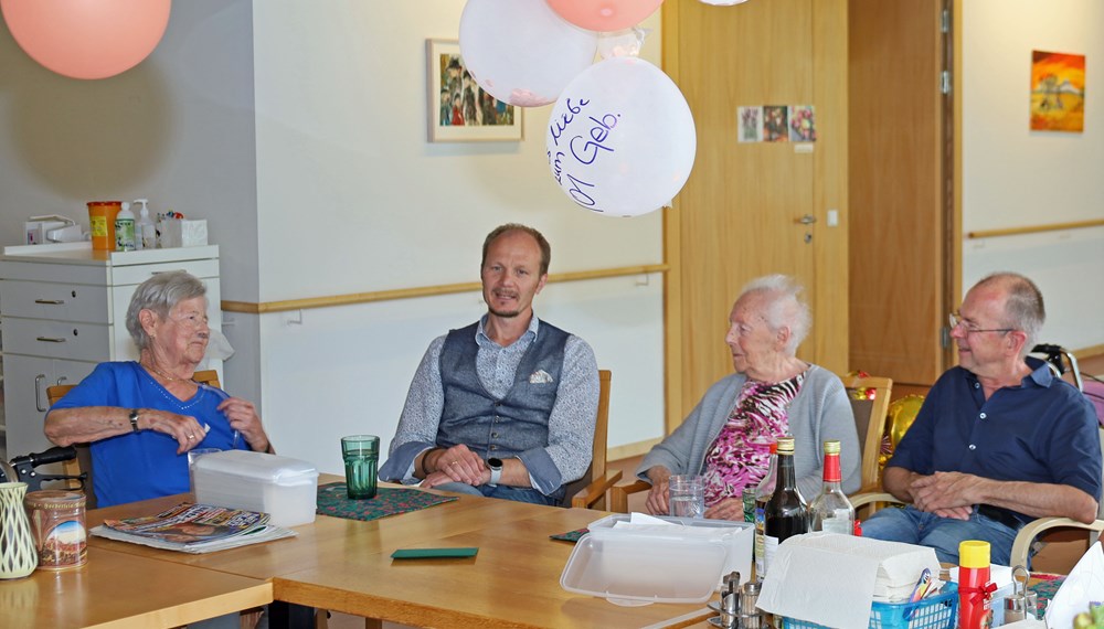 Bei einem Besuch im ISD-Wohnheim Tivoli wird gemütlich gefeiert.