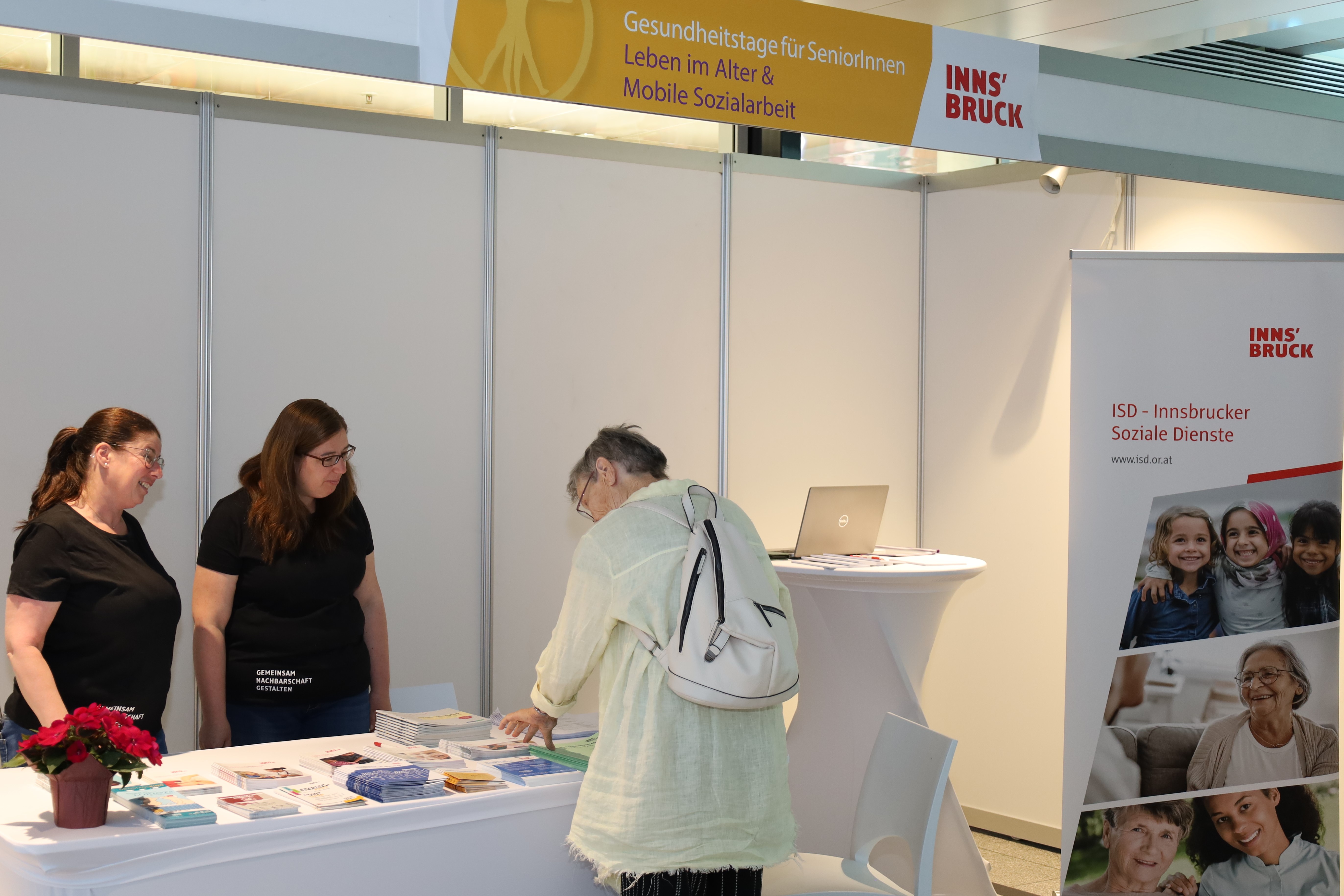 Mitarbeiterinnen der Innsbrucker Soziale Dienste GmbH (ISD) informieren über Mobile Sozialarbeit und Angebote der ISD Stadtteilarbeit.