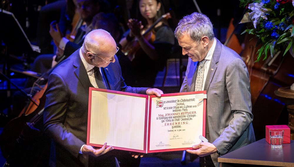 Der scheidende Intendant des Tiroler Landestheaters, Johannes Reitmeier (l.) erhielt im Rahmen eines Festabends im Tiroler Landestheater den Ehrenring der Stadt Innsbruck von Bürgermeister Georg Willi (r.).
