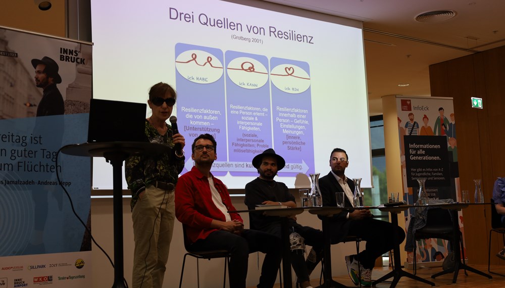 Bei einer Podiumsdiskussion in der Stadtbibliothek am 14. Juni waren über 100 Innsbrucker SchülerInnen zu Gast. Die Autoren des heurigen "Innsbruck liest"-Buches Elyas Jamalzadeh und Andreas Hepp sprachen mit Barbara Juen (Klinische und Gesundheitspsychologin, Uni Innsbruck und Rotes Kreuz) und Kirsi Madersbacher (young Caritas) über den Umgang mit Fluchterfahrungen und Hass im Netz. Moderiert wurde die Veranstaltung von Christopher Bindra (InfoEck, Land Tirol).