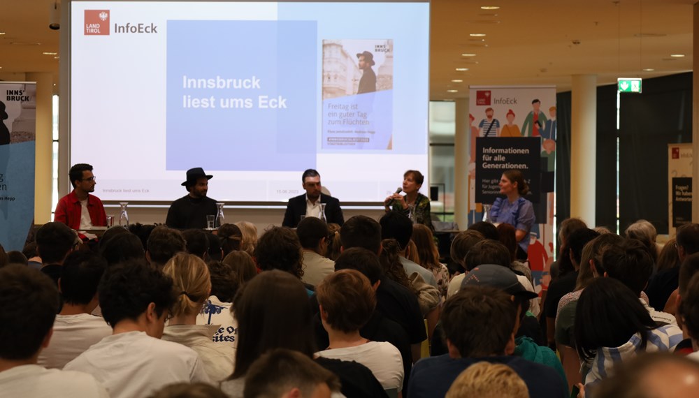 Bei einer Podiumsdiskussion in der Stadtbibliothek am 14. Juni waren über 100 Innsbrucker SchülerInnen zu Gast. Die Autoren des heurigen "Innsbruck liest"-Buches Elyas Jamalzadeh und Andreas Hepp sprachen mit Barbara Juen (Klinische und Gesundheitspsychologin, Uni Innsbruck und Rotes Kreuz) und Kirsi Madersbacher (young Caritas) über den Umgang mit Fluchterfahrungen und Hass im Netz. Moderiert wurde die Veranstaltung von Christopher Bindra (InfoEck, Land Tirol).