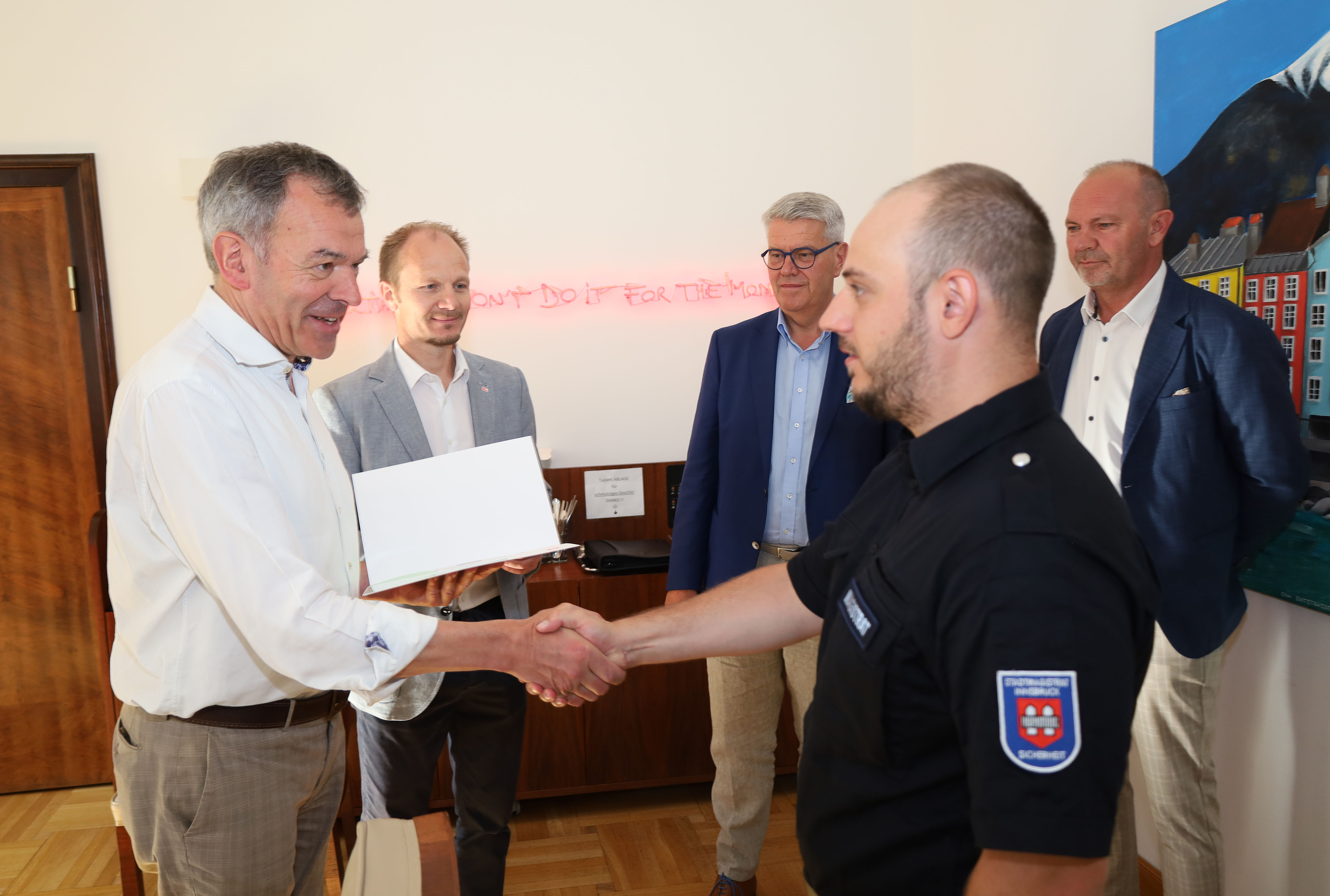 (v.l.n.r): Bürgermeister Georg Willi, Vizebürgermeister Johannes Anzengruber, Magistratsabteilungsleiter Ferdinand Neu und Referent Thomas Koland bei der Angelobung eines neuen Mitarbeiters der MÜG im Rathaus.