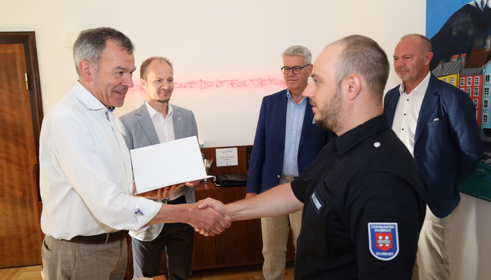 (v.l.n.r): Bürgermeister Georg Willi, Vizebürgermeister Johannes Anzengruber, Magistratsabteilungsleiter Ferdinand Neu und Referent Thomas Koland bei der Angelobung eines neuen Mitarbeiters der MÜG im Rathaus.