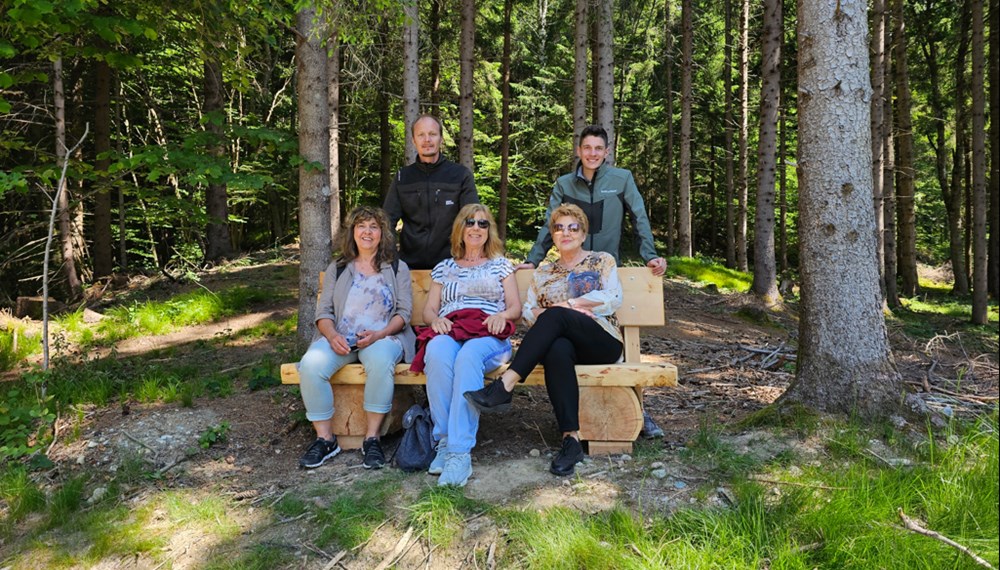Vizebürgermeister Johannes Anzengruber (l.) und Referent Florian Jäger (Wald und Almen, r.) freuen sich gemeinsam mit der Bevölkerung über die neuen Bänke im Andenken an Bischof Reinhold Stecher.