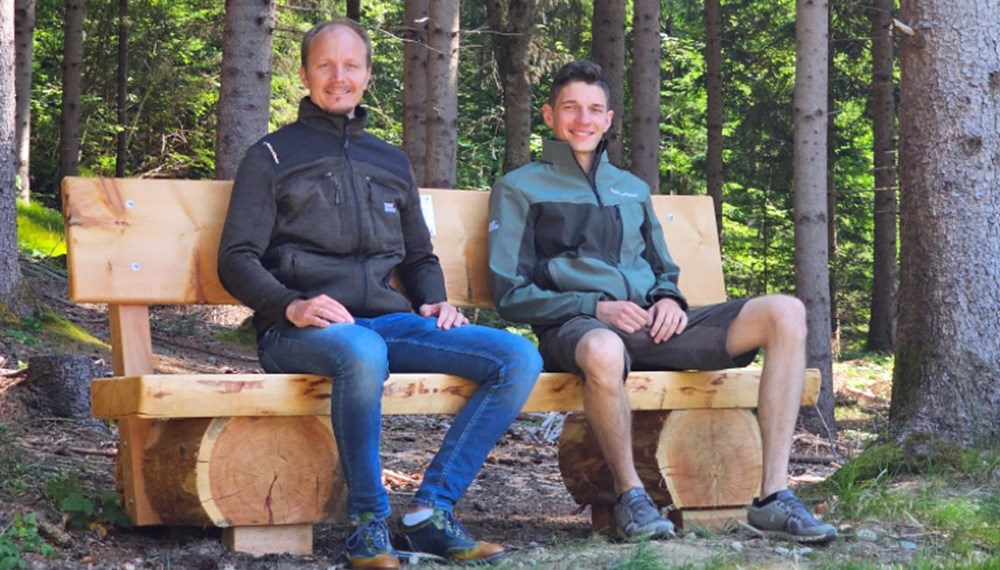 Vizebürgermeister Johannes Anzengruber (l.) und Referatlseiter Florian Jäger (r.) auf der neuen Zirben-Sitzbank am Gramartboden.