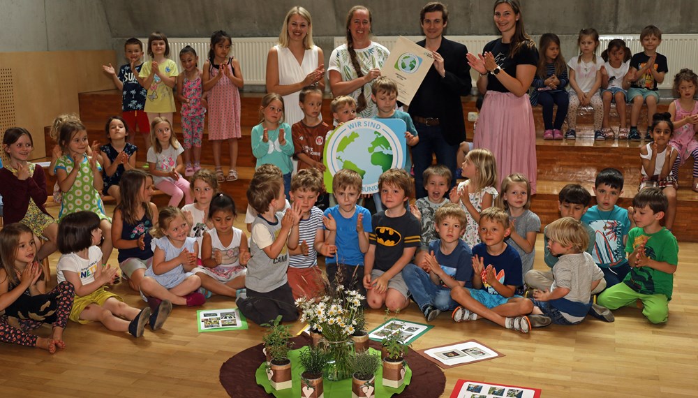 Die Freude über die Auszeichnung als „Klimabündnis-Kindergarten“ ist nicht nur bei den Höttinger Kindern groß: (stehend v.l.) Bildungsstadträtin Elisabeth Mayr, Maria Hell (Leiterin Kindergarten Schneeburggasse 30), Projektleiter Stefan Speiser (Klimabündnis Tirol) und Nadine Mayr (Amt Kinder, Jugend, Generationen).