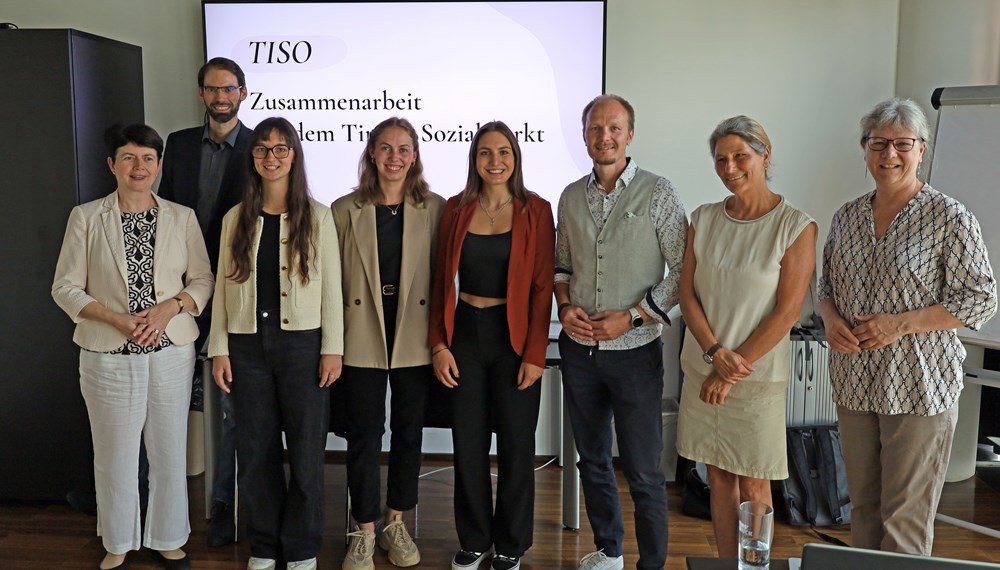 Vizebürgermeister Johannes Anzengruber (3.v.r) mit (v.l.n.r.): MCI-Lektorin Margit Schäfer, MCI-Studiengangsleiter Lukas Kerschbaumer, den MCI-Studentinnen Leonie Kollmar, Angelika Trickl und Lea Astner sowie der TiSo-Geschäftsführerin Michaela Landau und der Innsbrucker Caritas-Direktorin Elisabeth Rathgeb im Innsbrucker Rathaus.