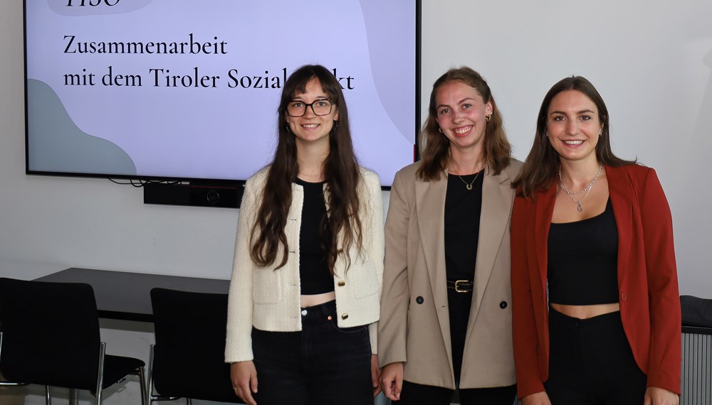 Die MCI-Studentinnen Leonie Kollmar, Angelika Trickl und Lea Astner bei der Vorstellung ihrer Projektarbeit.