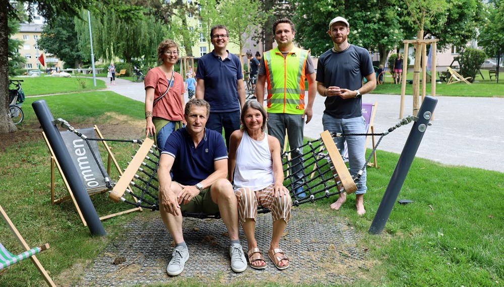 Stadträtin Uschi Schwarzl (vorne, r.), Thomas Klingler (Amtsvorstand Grünanlagen, vorne, l.), Lisa Stöllnberger (Grünanlagen - Planung und Bau, hinten, l.), Markus Pinter (Referatsleiter Grünanlagen - Planung und Bau, hinten, 2.v.l.), Michael Jank (Bauleiter, Firma Hochtief, hinten, 2.v.r.) und Clemens Maaß (Stadtteilkoordinator Reichenau, hinten, r.) bei der Eröffnung des umgestalteten Grüngürtels Reichenau Ost.