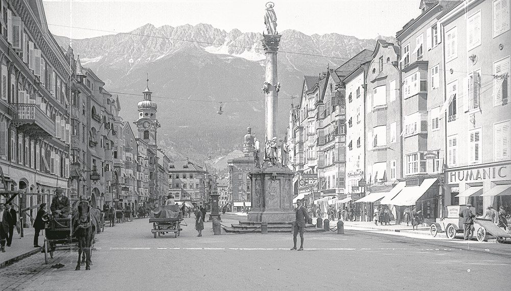 Maria-Theresien-Straße mit der Annasäule im August des Jahres 1923.
