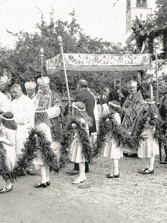 Amras: Pfarrer Blaas bei einer Prozession im Jahr 1931.