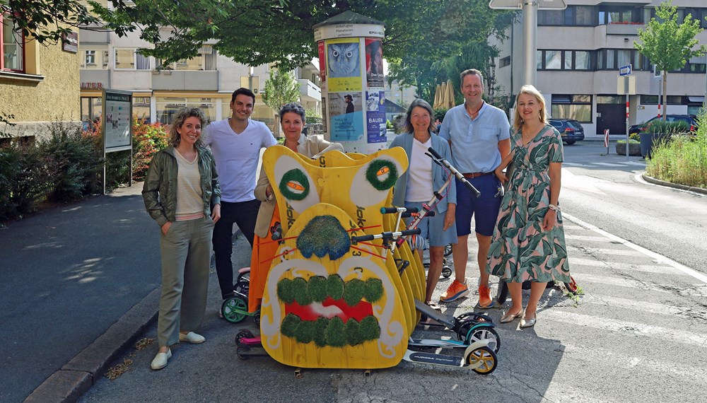 Mobilitätsstadträtin Uschi Schwarzl (3.v.r.) und Bildungsstadträtin Elisabeth Mayr (r.) freuen sich mit (v.l.n.r.:) Andrea Kreisl (BürgerInnenbeteiligung), Christoph Hackl (ISD-Stadtteilkoordination), VS-Direktorin Andrea Hofstädter-Binna, sowie Schulsozialarbeiter Peter Langpohl über die neuen Abstellmöglichkeiten für die Roller der Pradler Volksschulkinder.