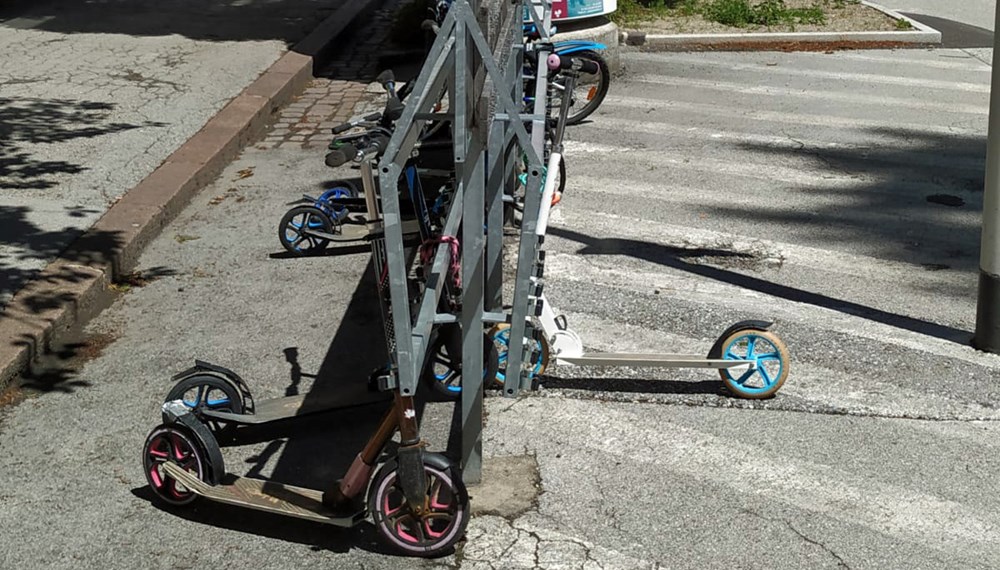 Der vorherige Roller-Abstellplatz konnte den Bedürfnissen der SchülerInnen nicht mehr gerecht werden.