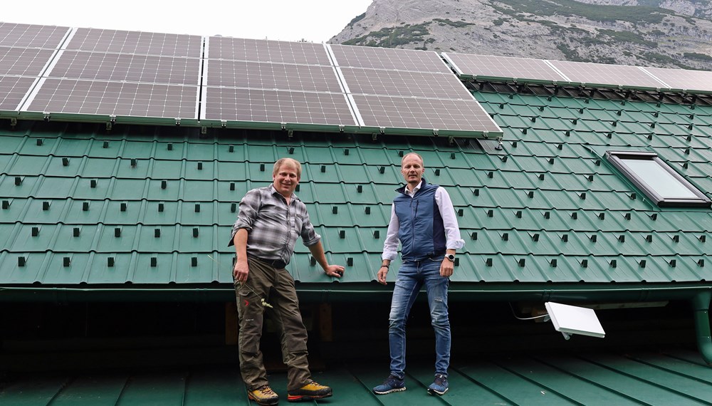 Vizebürgermeister Johannes Anzengruber (r.) und Almwirt Alfred Ripfl (l.) vor der neuen PV-Anlage auf dem Dach der Möslalm.