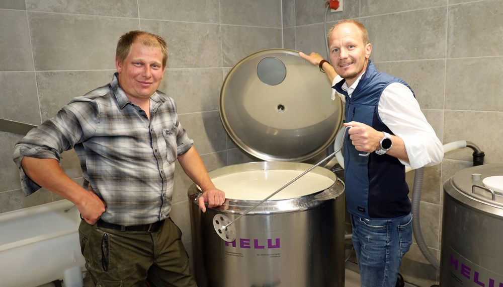 Vizebürgermeister Johannes Anzengruber (r.) und Möslalm-Pächter Alfred Ripfl (l.) freuen sich über die nachhaltige Modernisierung der Möslalm.