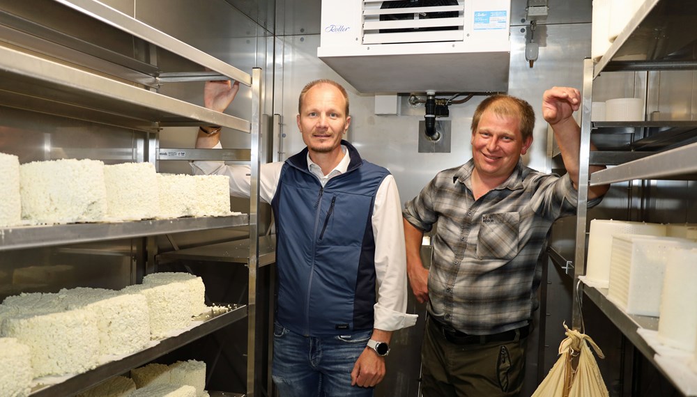 In der neu gebauten Sennerei werden regionale Spezialitäten wie Graukäse und Almbutter hergestellt.