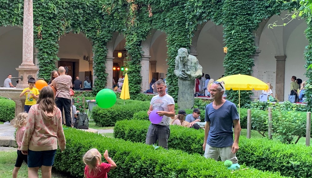 Das Fest der Vielfalt am 24. Juni im Volkskunstmuseum war auch heuer wieder ein voller Erfolg. Über 1.600 BesucherInnen, groß und klein, kosteten sich durch Speisen aus aller Welt, genossen den interkulturellen Austausch und nahmen an den zahlreichen Workshops und Führungen teil. Weltmusik sorgte für gute Stimmung im und um das Volkskunstmuseum.