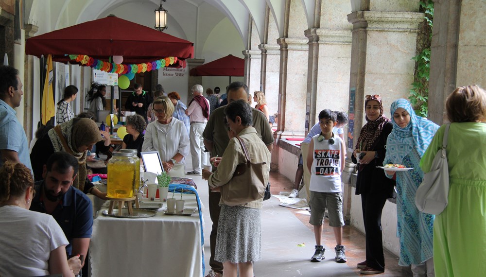 Das Fest der Vielfalt am 24. Juni im Volkskunstmuseum war auch heuer wieder ein voller Erfolg. Über 1.600 BesucherInnen, groß und klein, kosteten sich durch Speisen aus aller Welt, genossen den interkulturellen Austausch und nahmen an den zahlreichen Workshops und Führungen teil. Weltmusik sorgte für gute Stimmung im und um das Volkskunstmuseum.