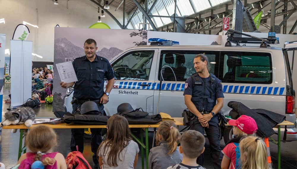 Bei der diesjährigen Kinder-Erlebnismesse sind die SchülerInnen als „Weltenbummler“ unterwegs und erleben zum Beispiel in der Einsatzwelt, der Sicherheitswelt, der Umweltschutzwelt oder in der Naturwelt viele spannende Dinge. Neben vielen Einsatzorganisationen wie Bundesheer, ÖAMTC oder Rotes Kreuz, waren auch Mitarbeiter der städtischen Mobilen Überwachungsgruppe vor Ort und gewährten den Kids interessante Einblicke in ihre Arbeitswelt.